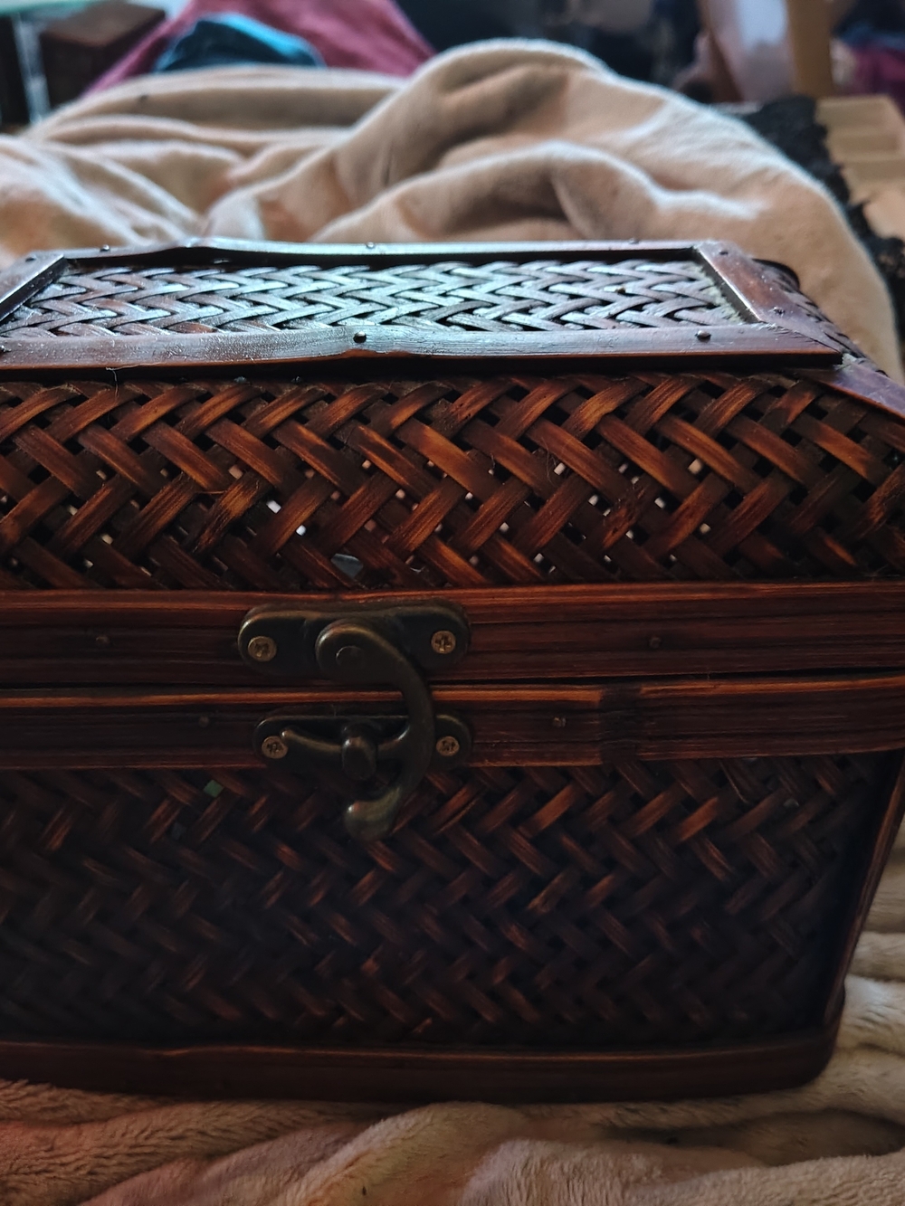 VTG Woven Wicker Basket Box Brass Lever Closure & Accents 2 Tone Brown 9.5 x7